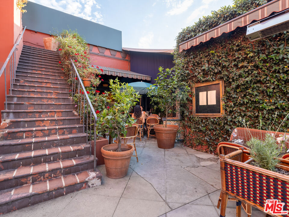 3924 W Sunset Boulevard 8