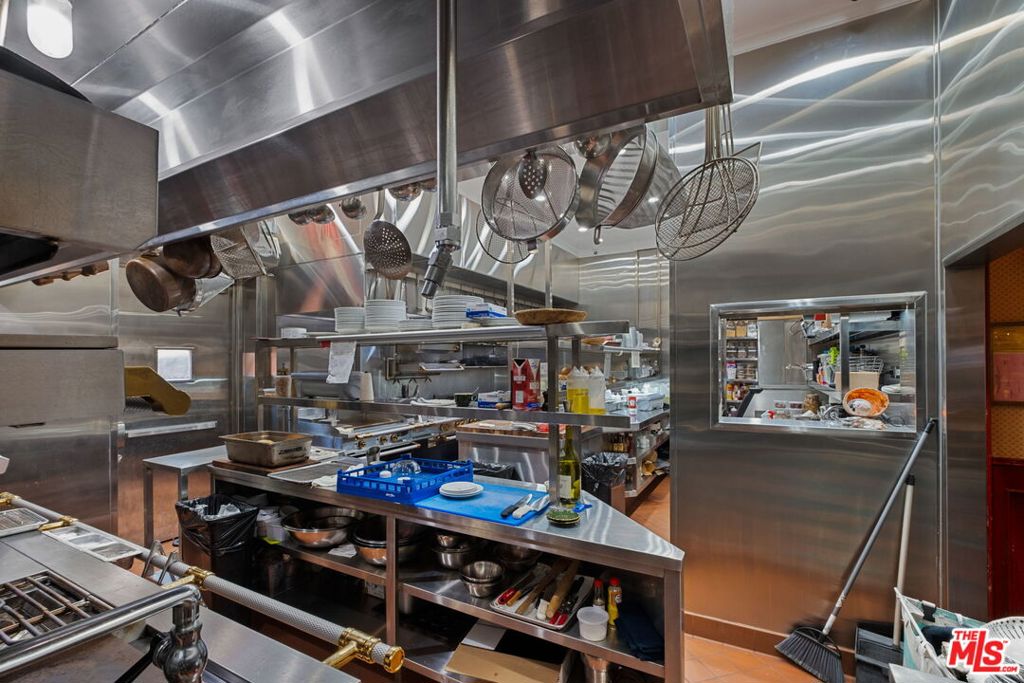 3924 W Sunset Boulevard 8