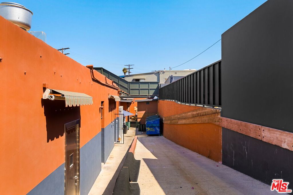 3924 W Sunset Boulevard 8