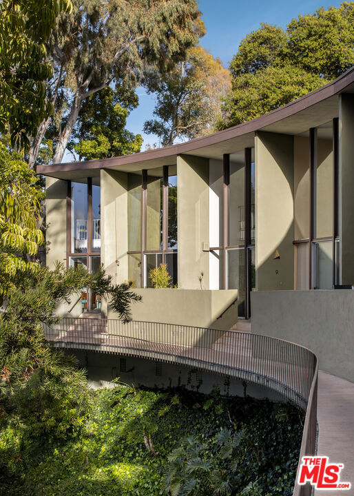 3625 Fredonia Drive 1