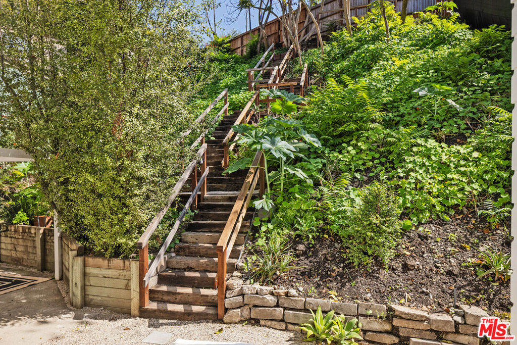 546 E Rustic Road