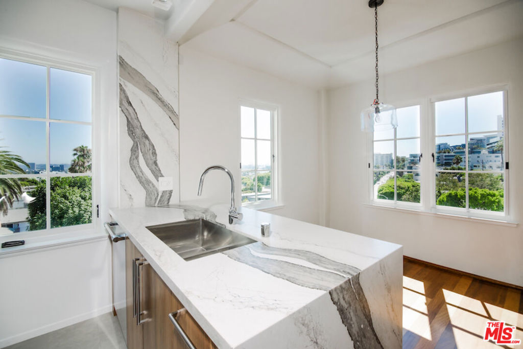 1302 N Sweetzer Avenue 202