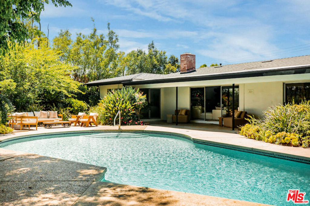 2700 Carmar Drive