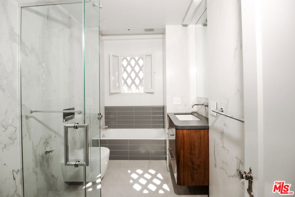 1302 N Sweetzer Avenue 402