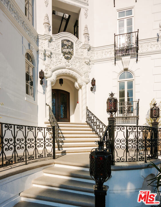 1302 Sweetzer Avenue 304