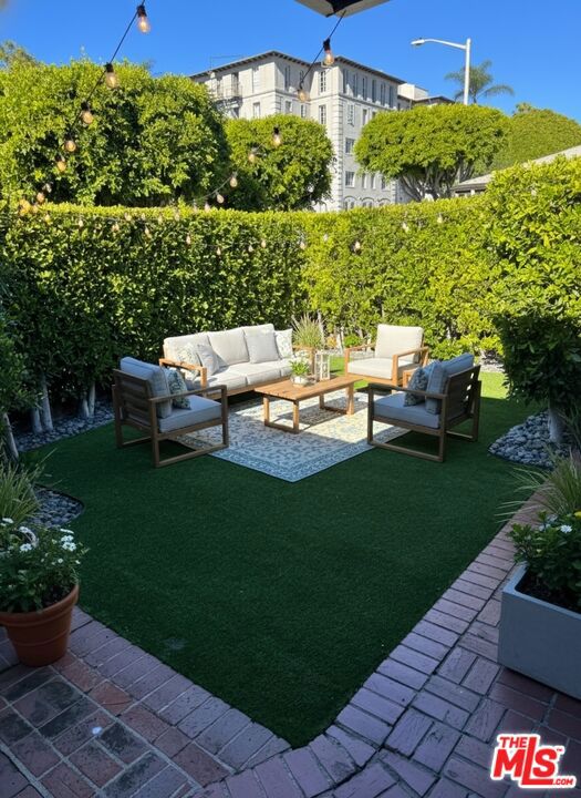 1122 N Crescent Heights Boulevard