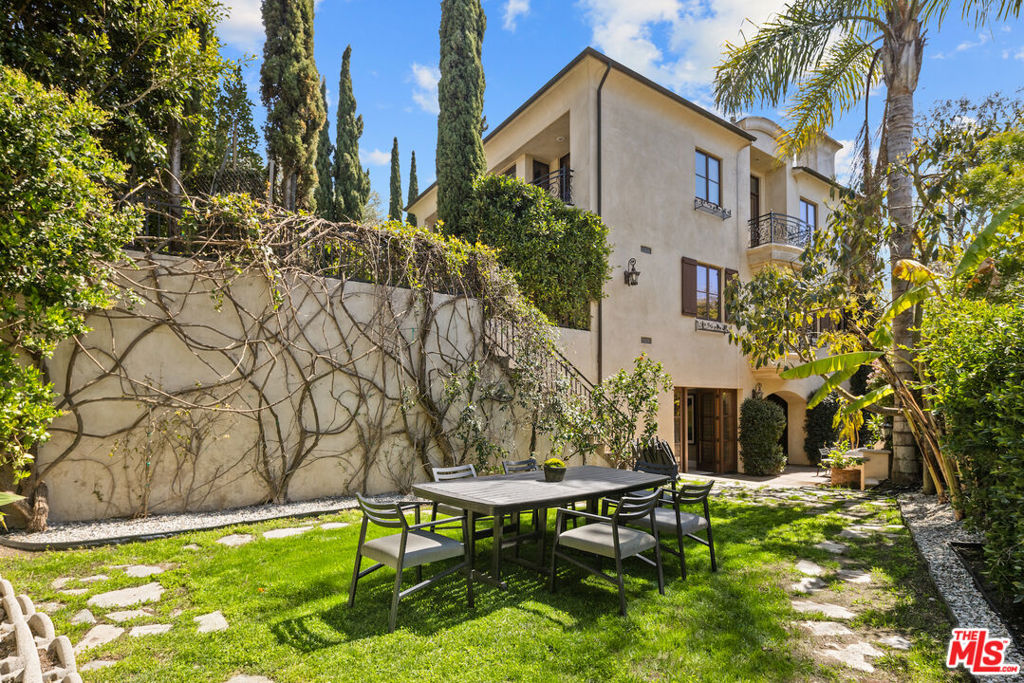 587 Entrada Drive