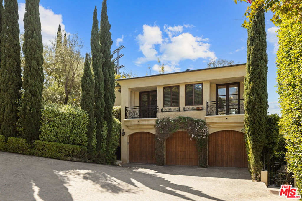 587 Entrada Drive