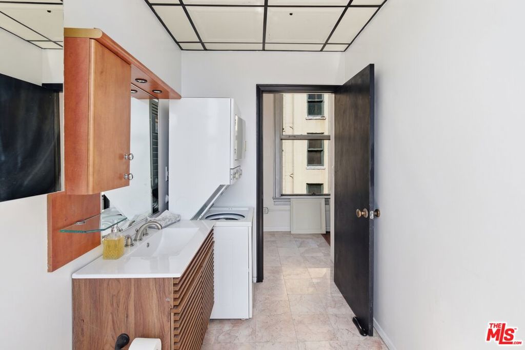108 W 2nd Street 908