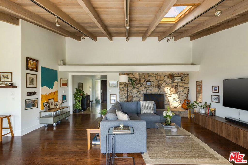 3823 Cody Road