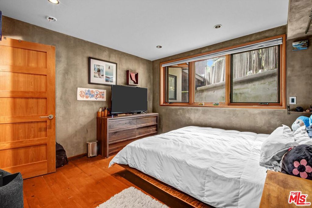 1421 Fernwood Pacific Drive