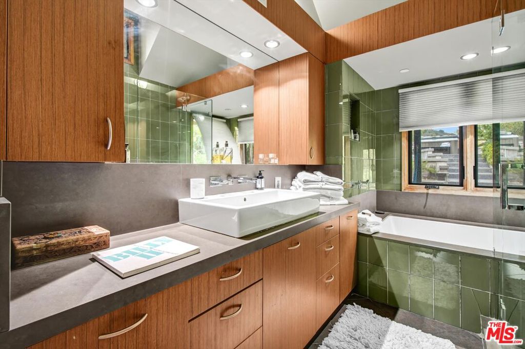 1421 Fernwood Pacific Drive