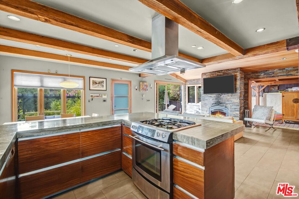 1421 Fernwood Pacific Drive
