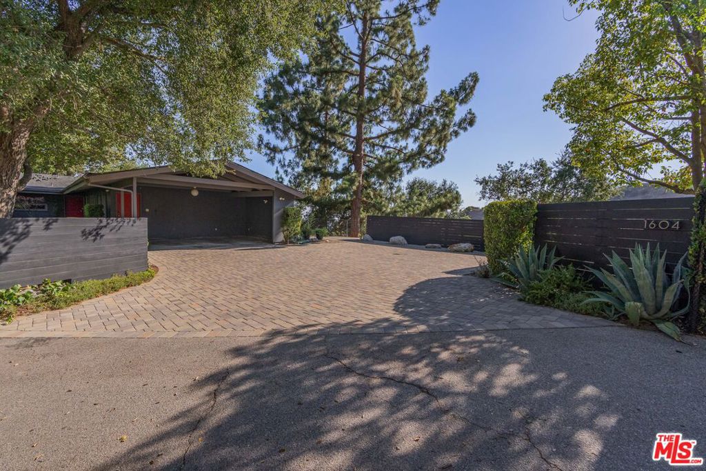 1604 Woodglen Lane
