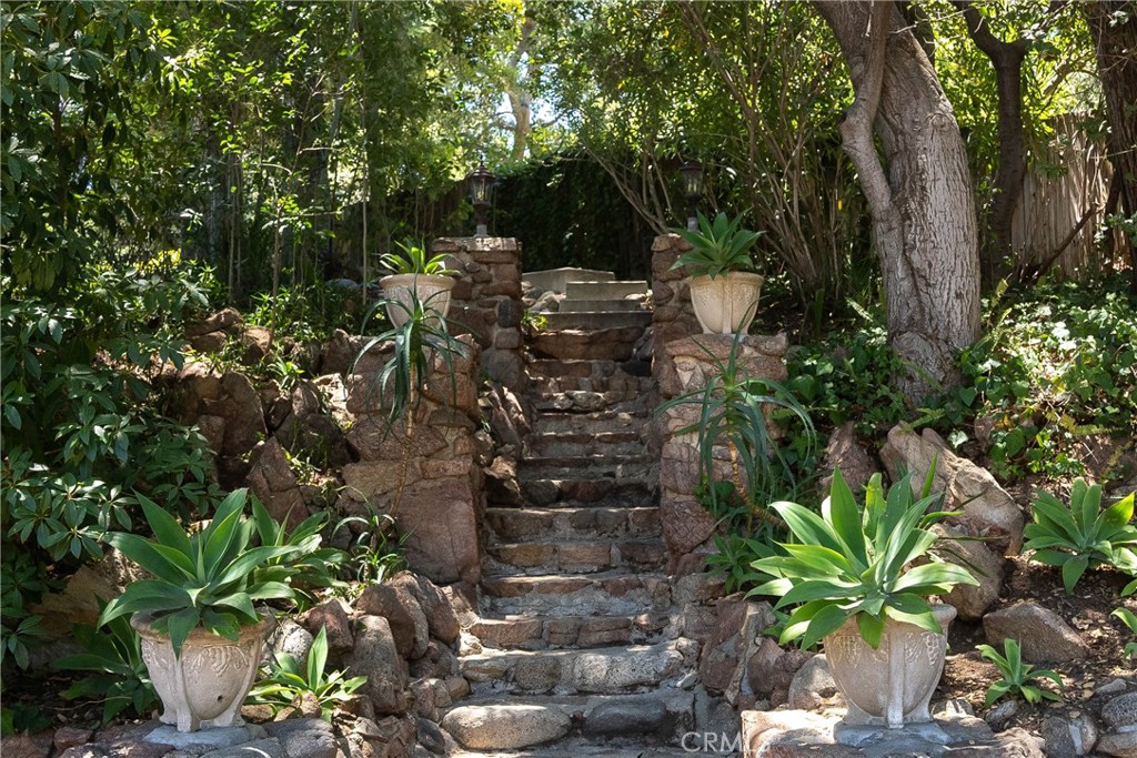 908 Flintridge Avenue