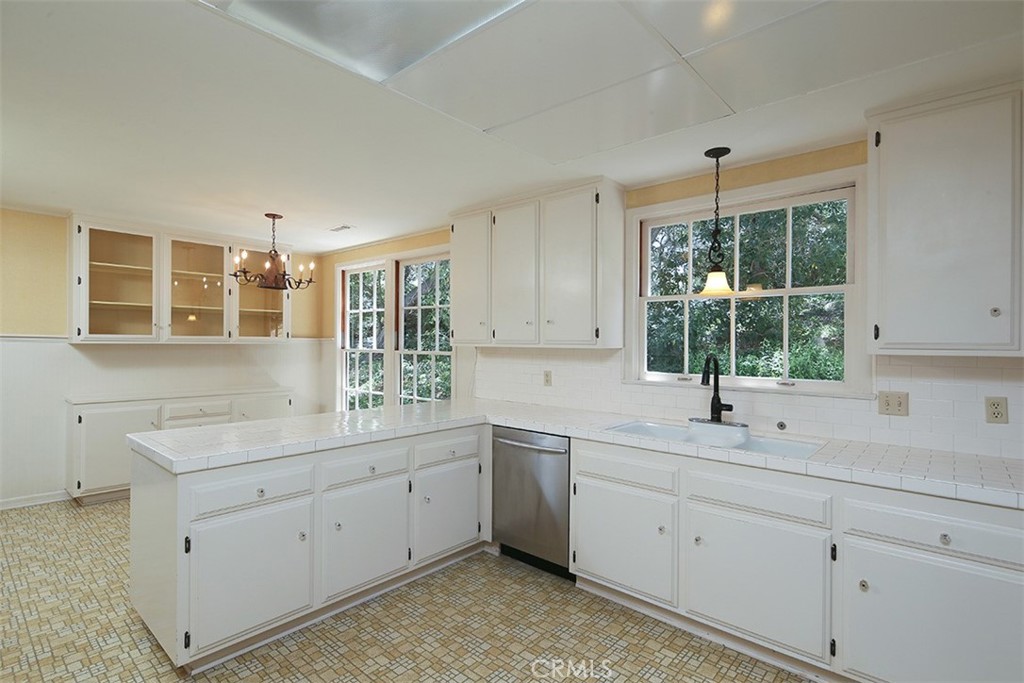 908 Flintridge Avenue