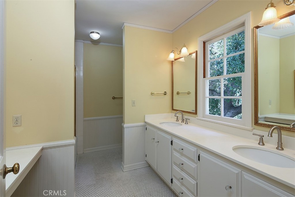 908 Flintridge Avenue