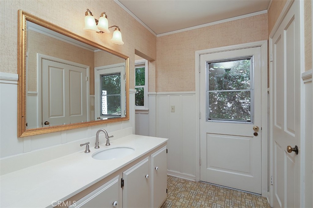 908 Flintridge Avenue