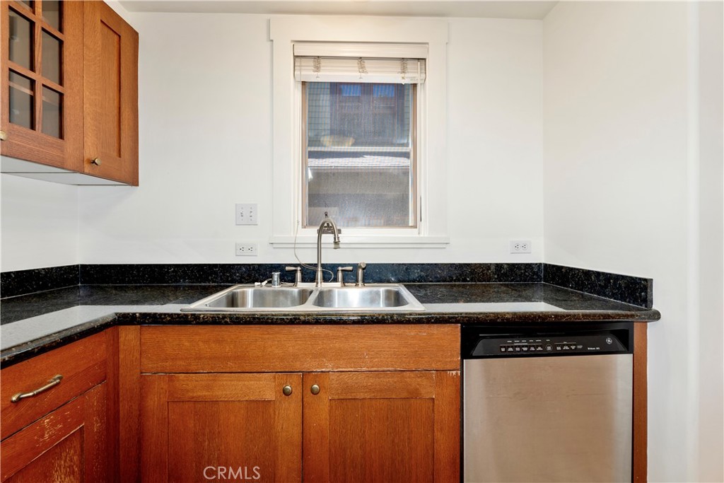 727 Meridian Avenue E