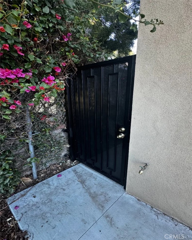 635 W Colorado Boulevard 1