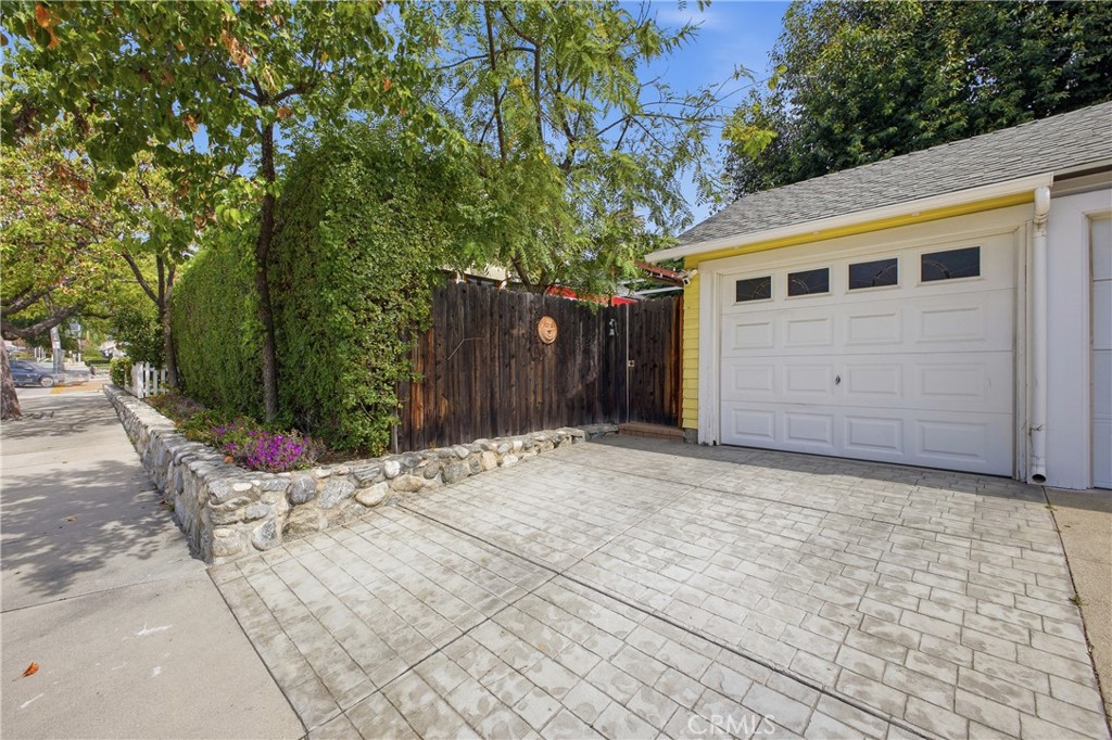 402 Wildrose Avenue