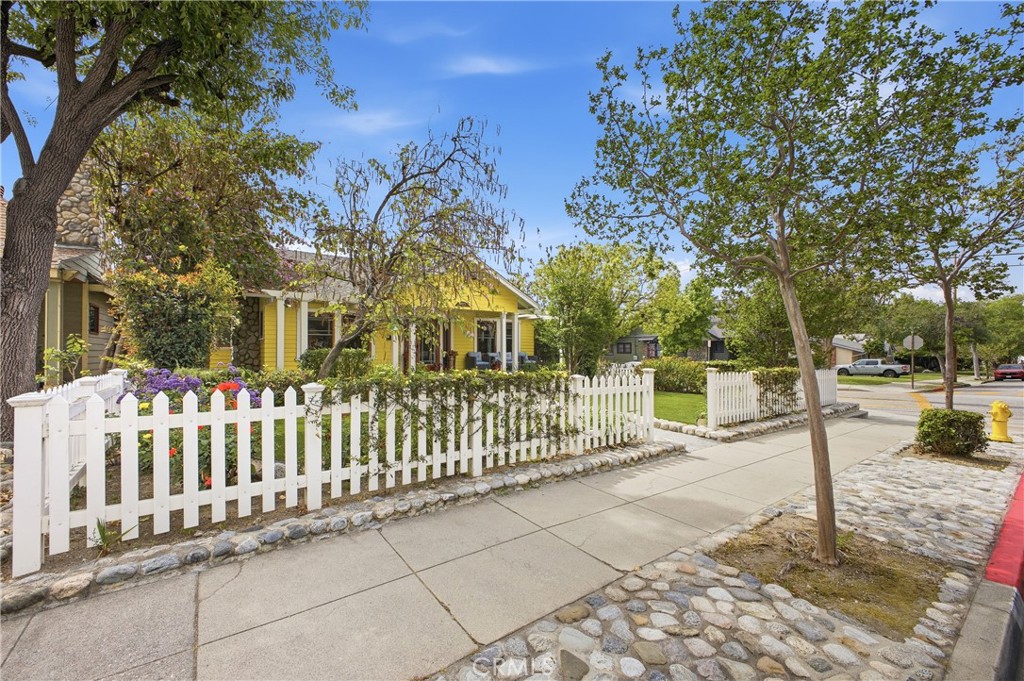 402 Wildrose Avenue
