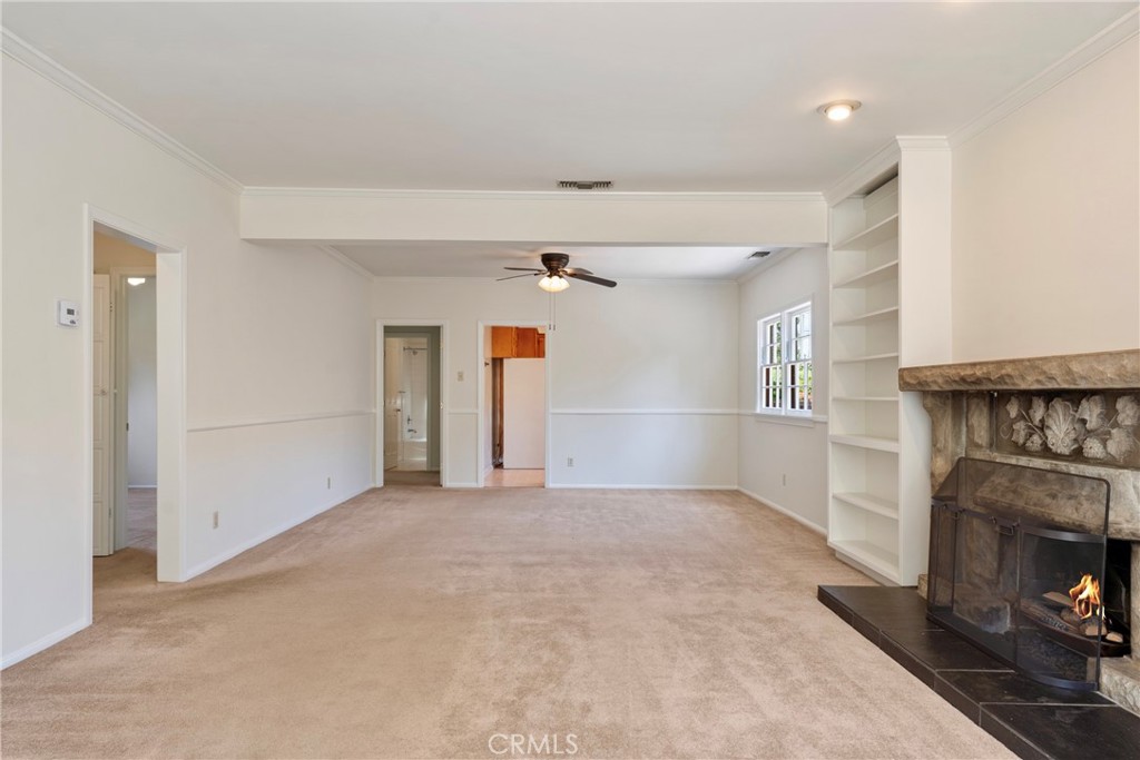 1538 N Holliston