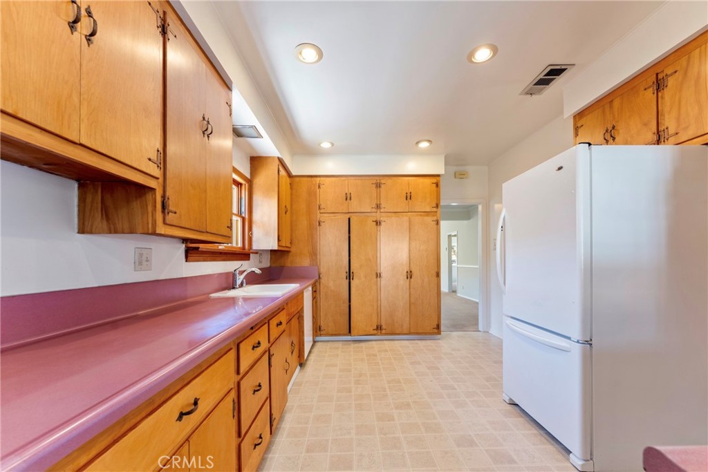 1538 N Holliston