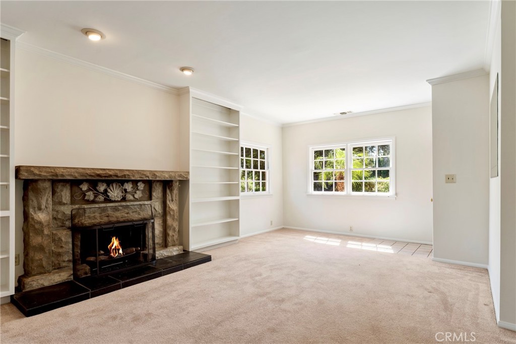 1538 N Holliston