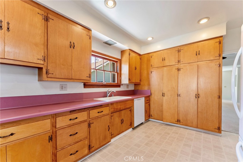 1538 N Holliston