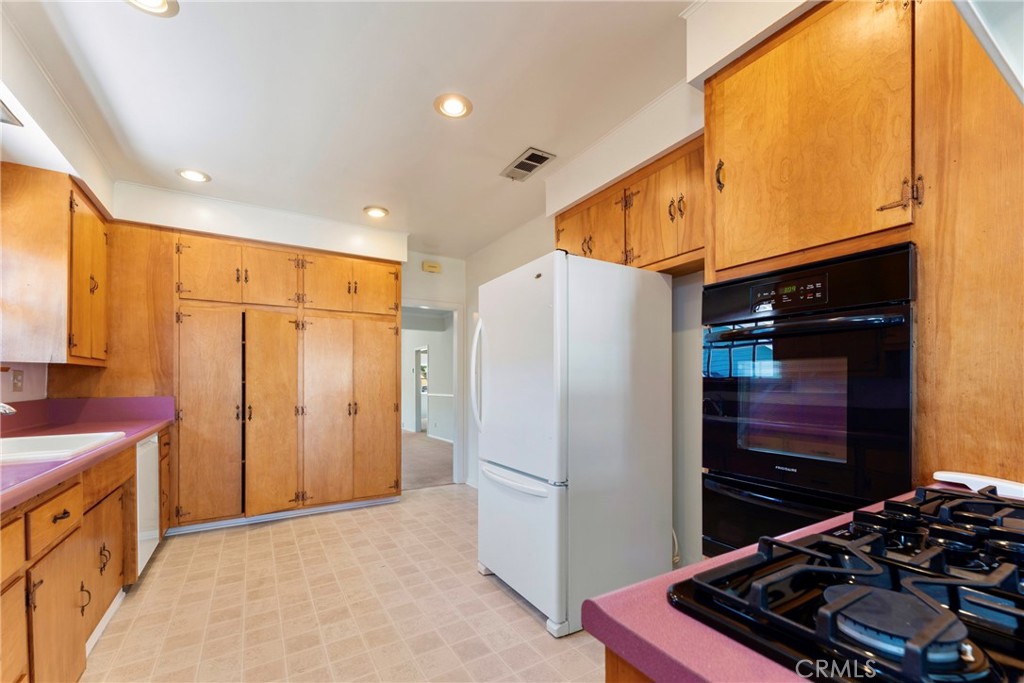 1538 N Holliston