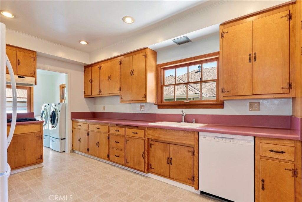 1538 N Holliston
