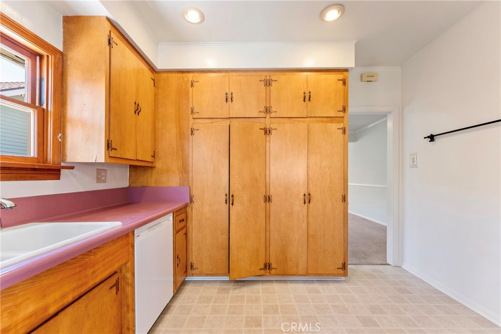 1538 N Holliston