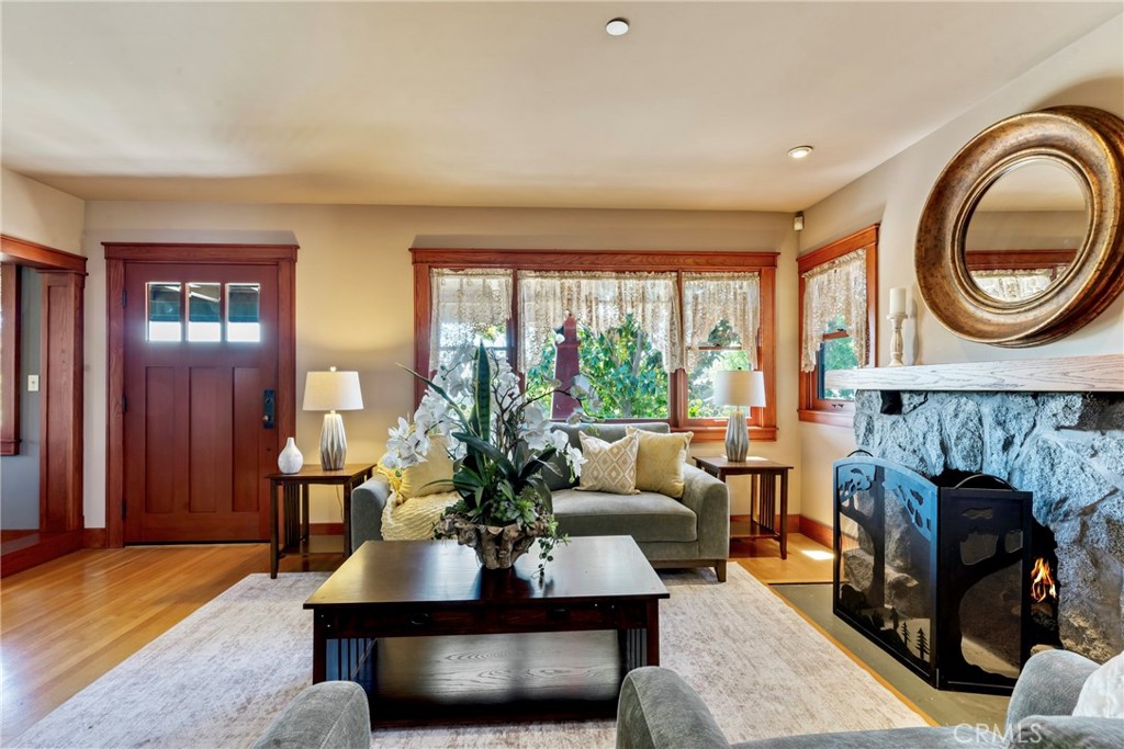 109 E Grandview