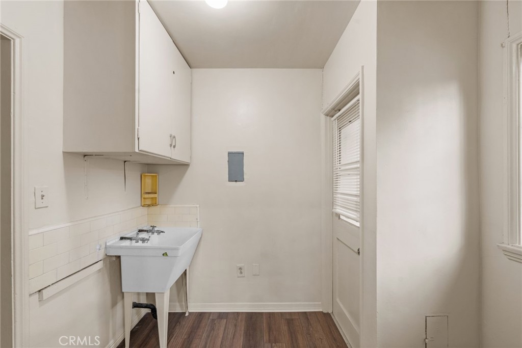 1257 W 60th Place