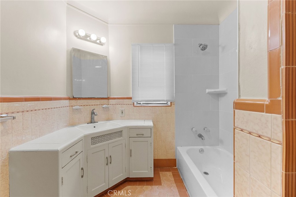 1257 W 60th Place