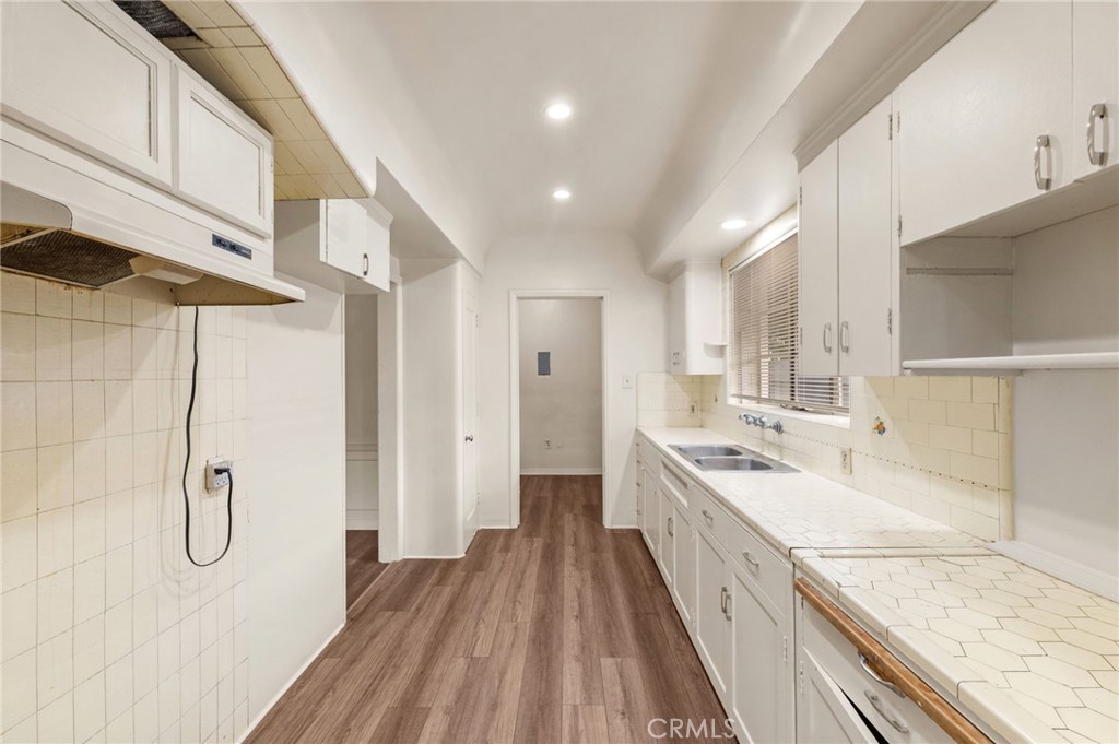 1257 W 60th Place