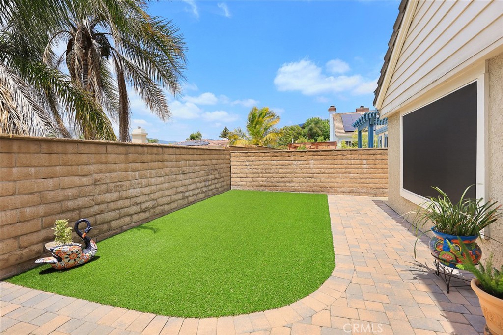 5787 Blackbird Lane