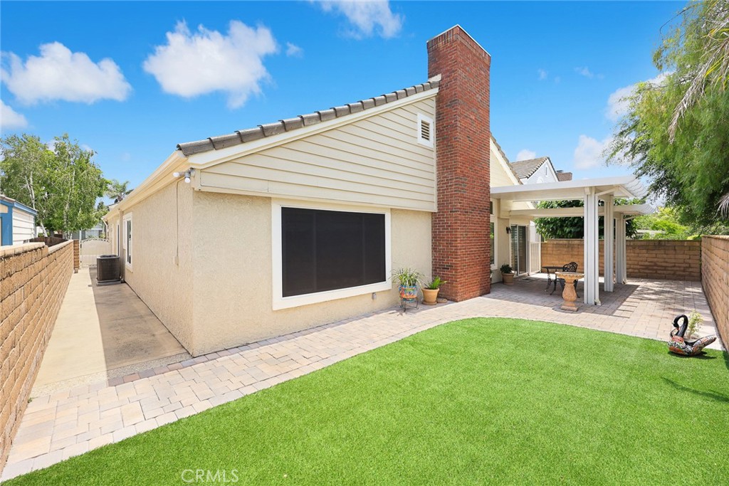 5787 Blackbird Lane