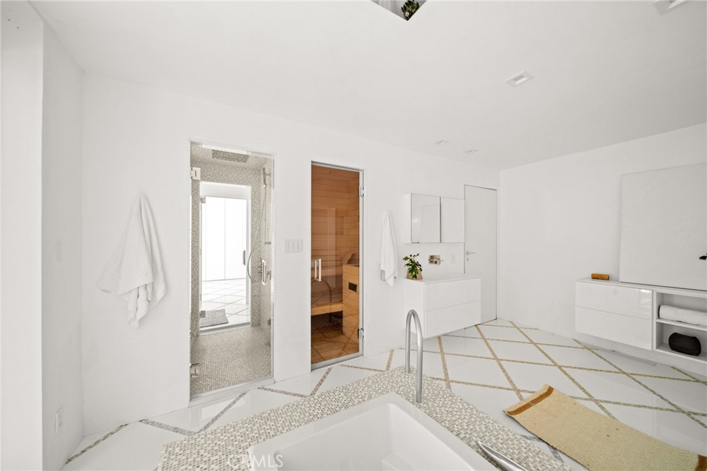 1046 N Hillcrest Road