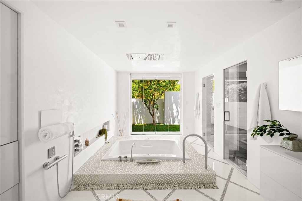 1046 N Hillcrest Road