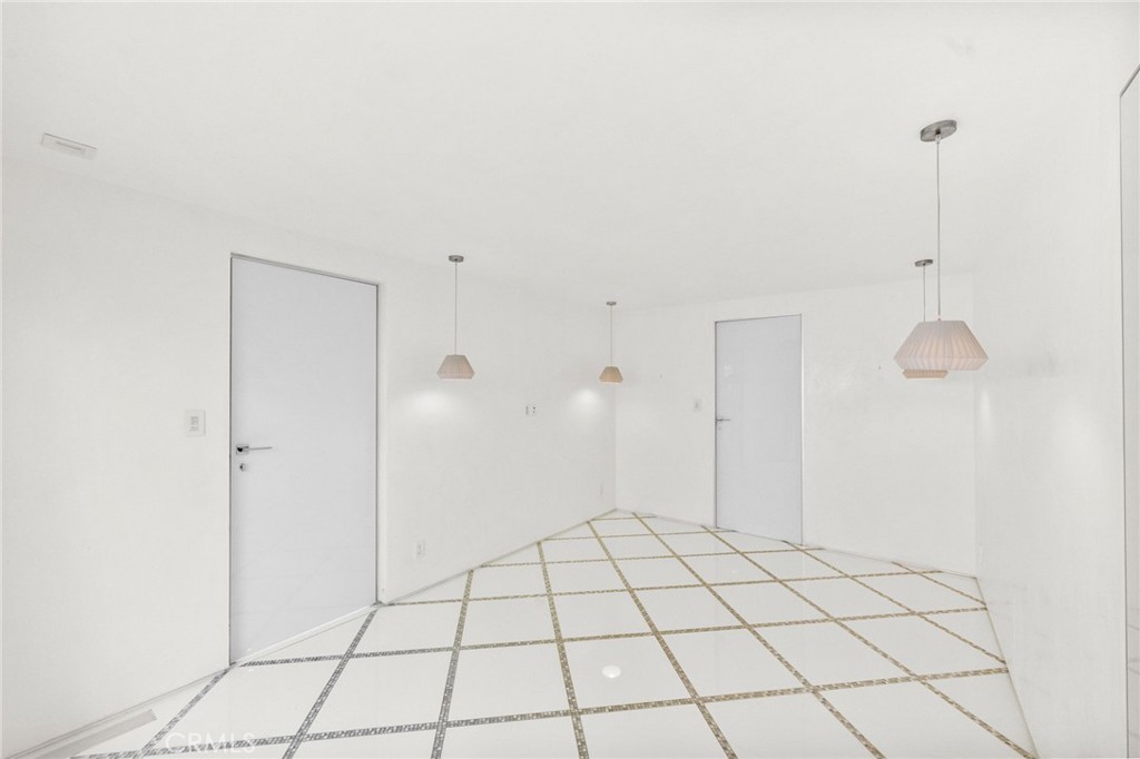 1046 N Hillcrest Road