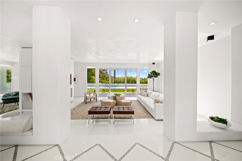 1046 N Hillcrest Road