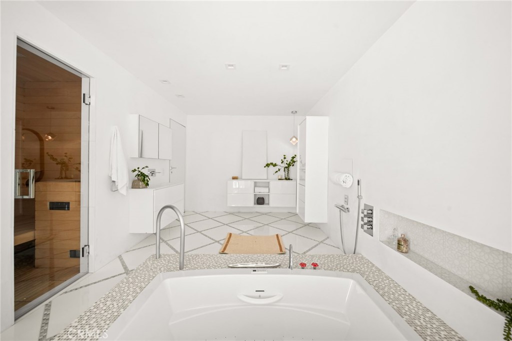 1046 N Hillcrest Road