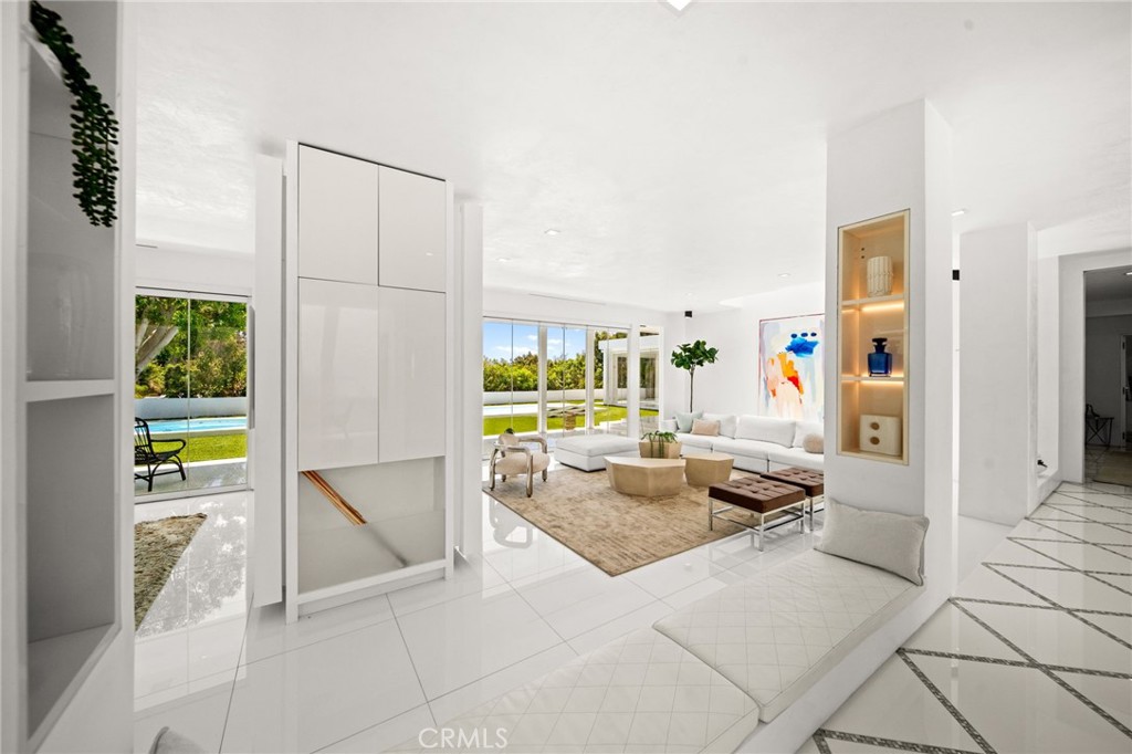 1046 N Hillcrest Road