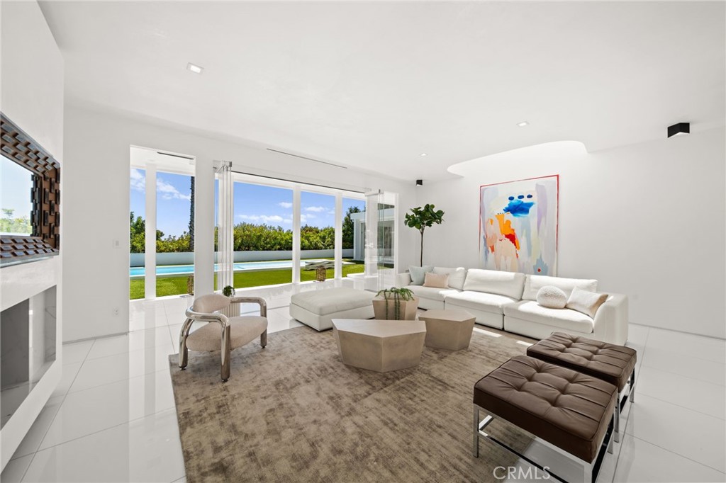 1046 N Hillcrest Road