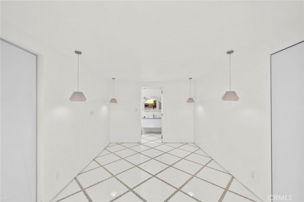 1046 N Hillcrest Road