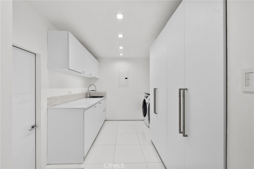 1046 N Hillcrest Road