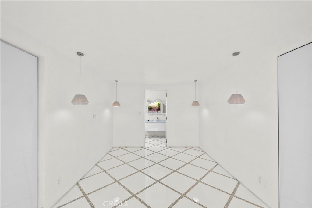 1046 N Hillcrest Road