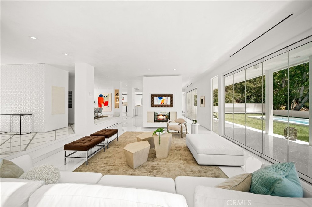 1046 N Hillcrest Road